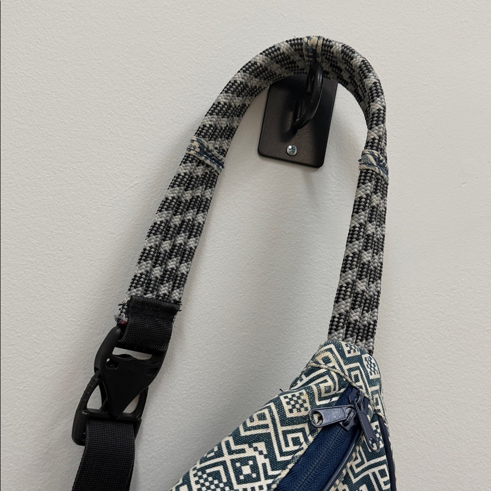 Kavu Slingpack Sling Bag Blue White Geometric Pattern Paxton Rope Bag! - Picture 4 of 7